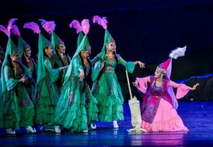 Синьцзян (Xinjiang): Труппа Синьцзянского художественного театра песни и танца в Абу-Даби 4 февраля 2024 год.