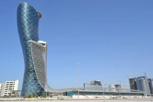 Небоскреб Capital Gate в Абу Даби.