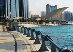 Набережная Корниш (Corniche) в Абу Даби в 2024 году.
